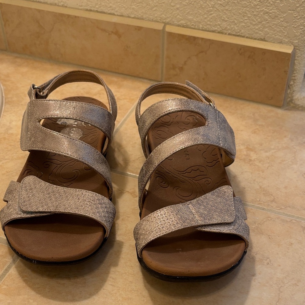 Elegant Women's Sandals in  beige with hint of a gold shimmer